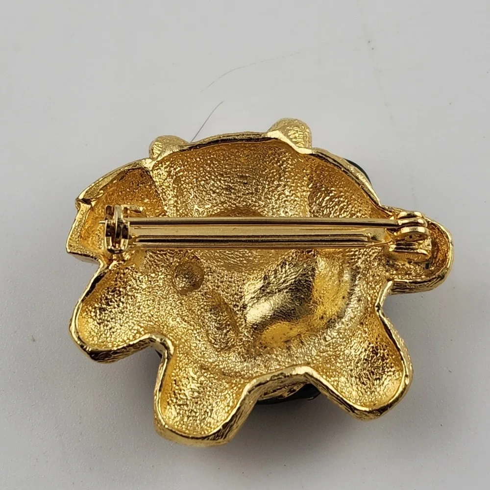 Vintage Gold Tone Teddy Bear w/ Green Red Enamel Christmas Wreath Bow Brooch Pin
